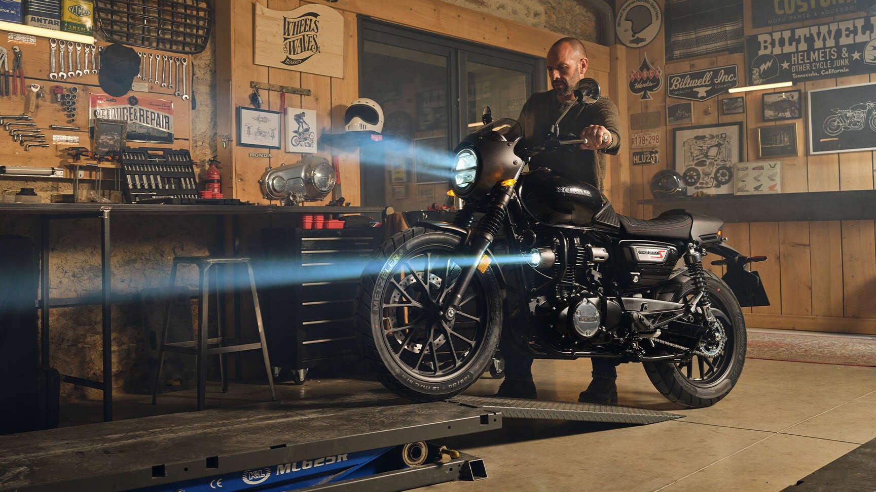 GB350S – elölről készült háromnegyedes felvétel motoron ülő motorossal